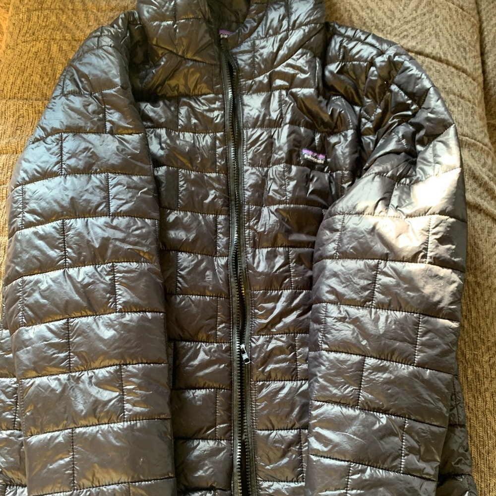 Women’s black Patagonia nano puff hoodie